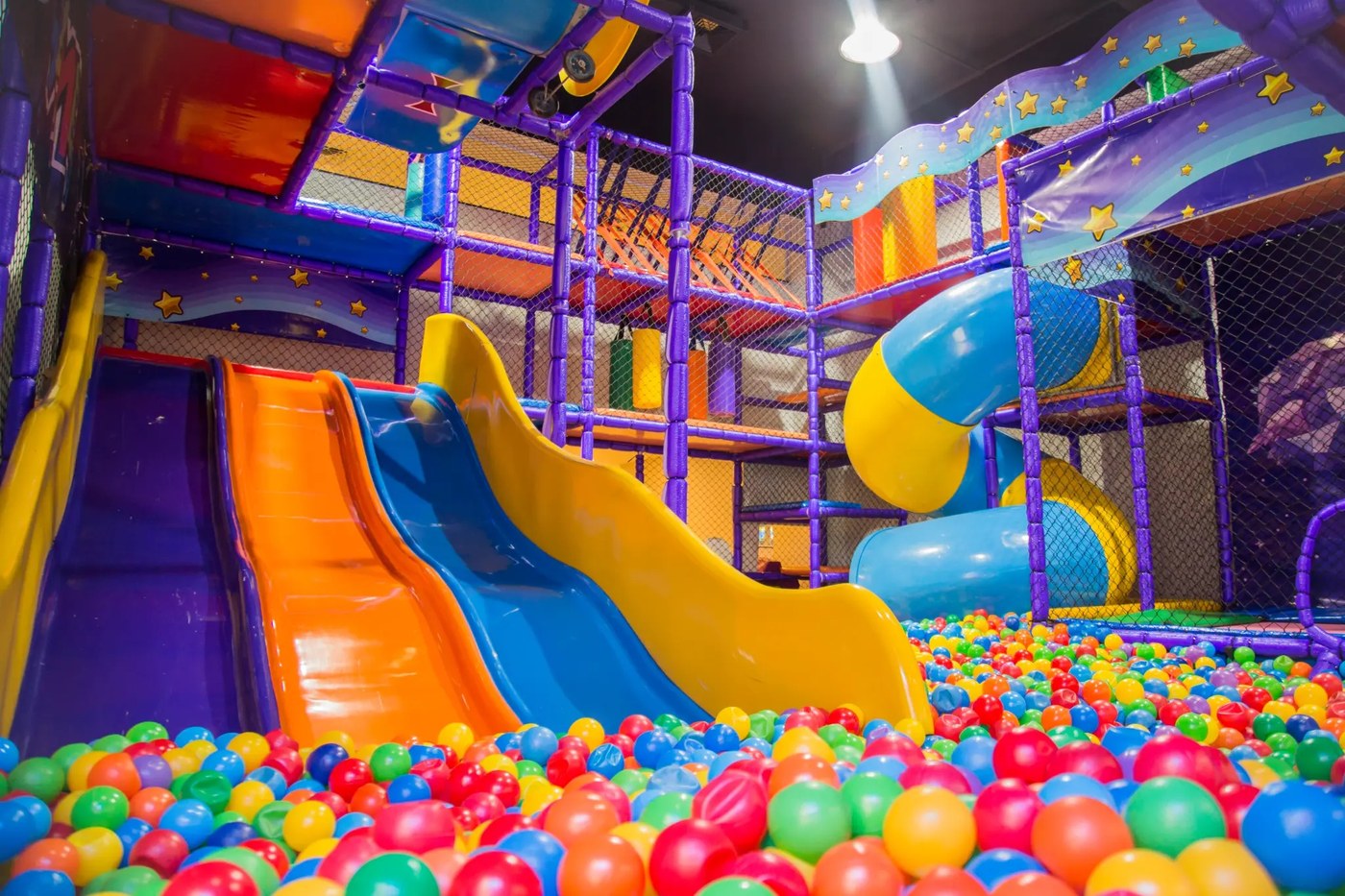 Brinquedão com tobogã gigante e piscina de bolinhas — Go Games Rio Jacarepaguá