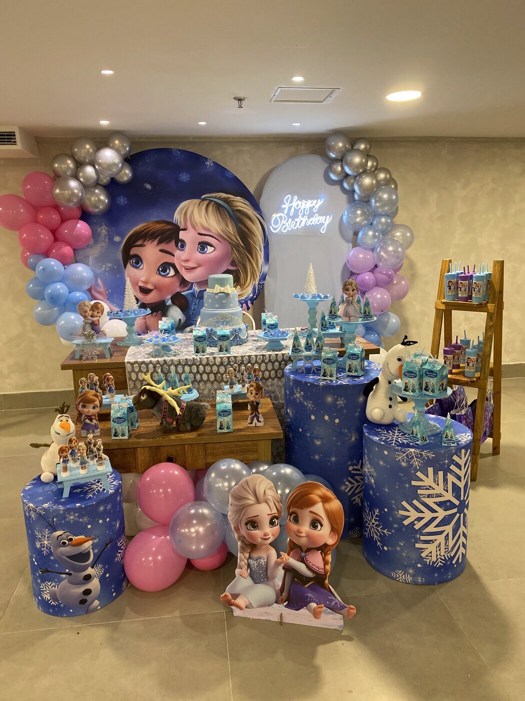 Festa temática Frozen no salão da Go Games Rio — Jacarepaguá