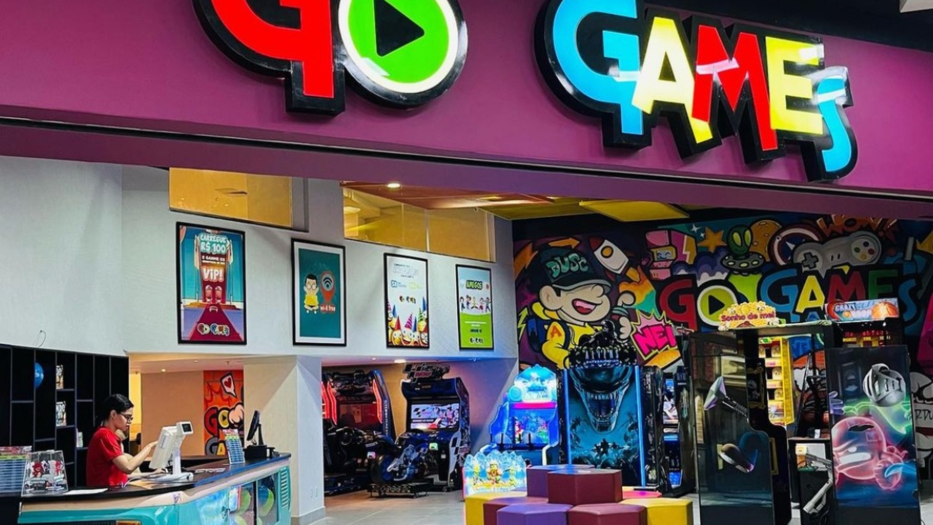 Fachada da Go Games Rio no Center Shopping Jacarepaguá — luzes, jogos e diversão