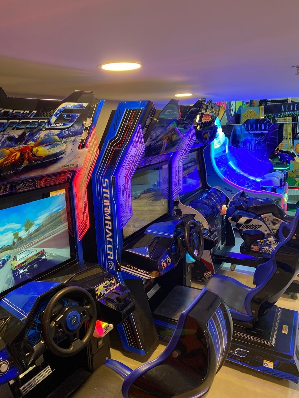 Simuladores Storm Racer G com neon — arcade exclusivo da Go Games Rio
