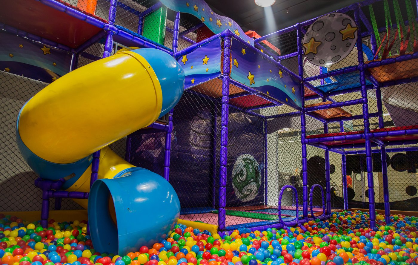 Tobogã gigante com piscina de bolinhas — Go Games Rio Jacarepaguá